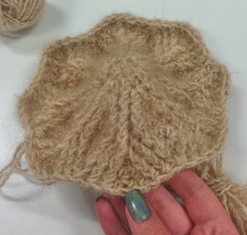 Crochet cable hat with dog fur yarn_20140516_000229